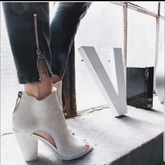 🎉HP🎉DV by Dolce Vita Harem nubuck booties - Picture 2 of 7